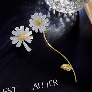 2020 Korean new design fashion jewelry elegant white daisy paint pendant alloy bee summer style female necklace